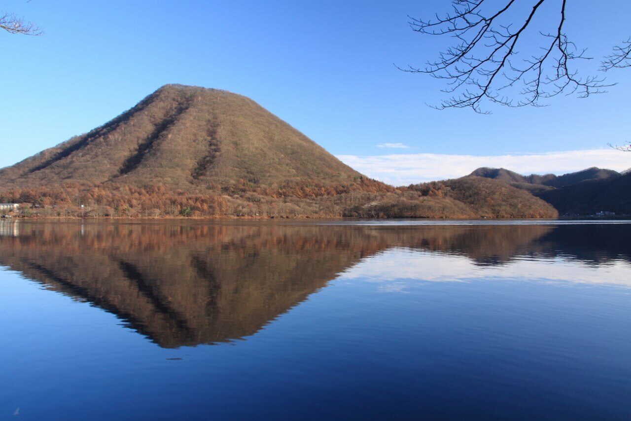 湖面に映り込む逆さ榛名富士と紅葉