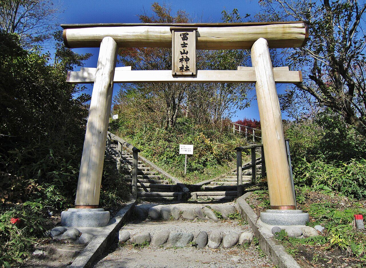 榛名富士山頂に立つ榛名富士山神社の鳥居と石段の参道
