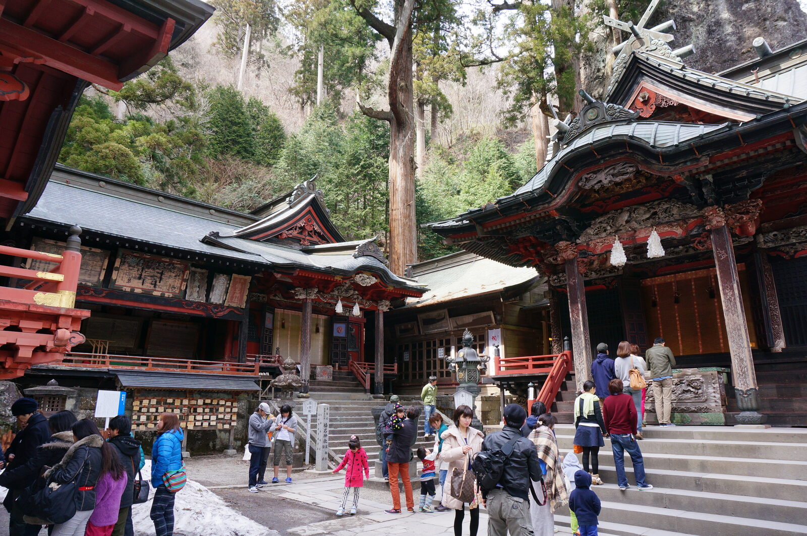 随神門をくぐった先に広がる榛名神社の社殿と参拝者