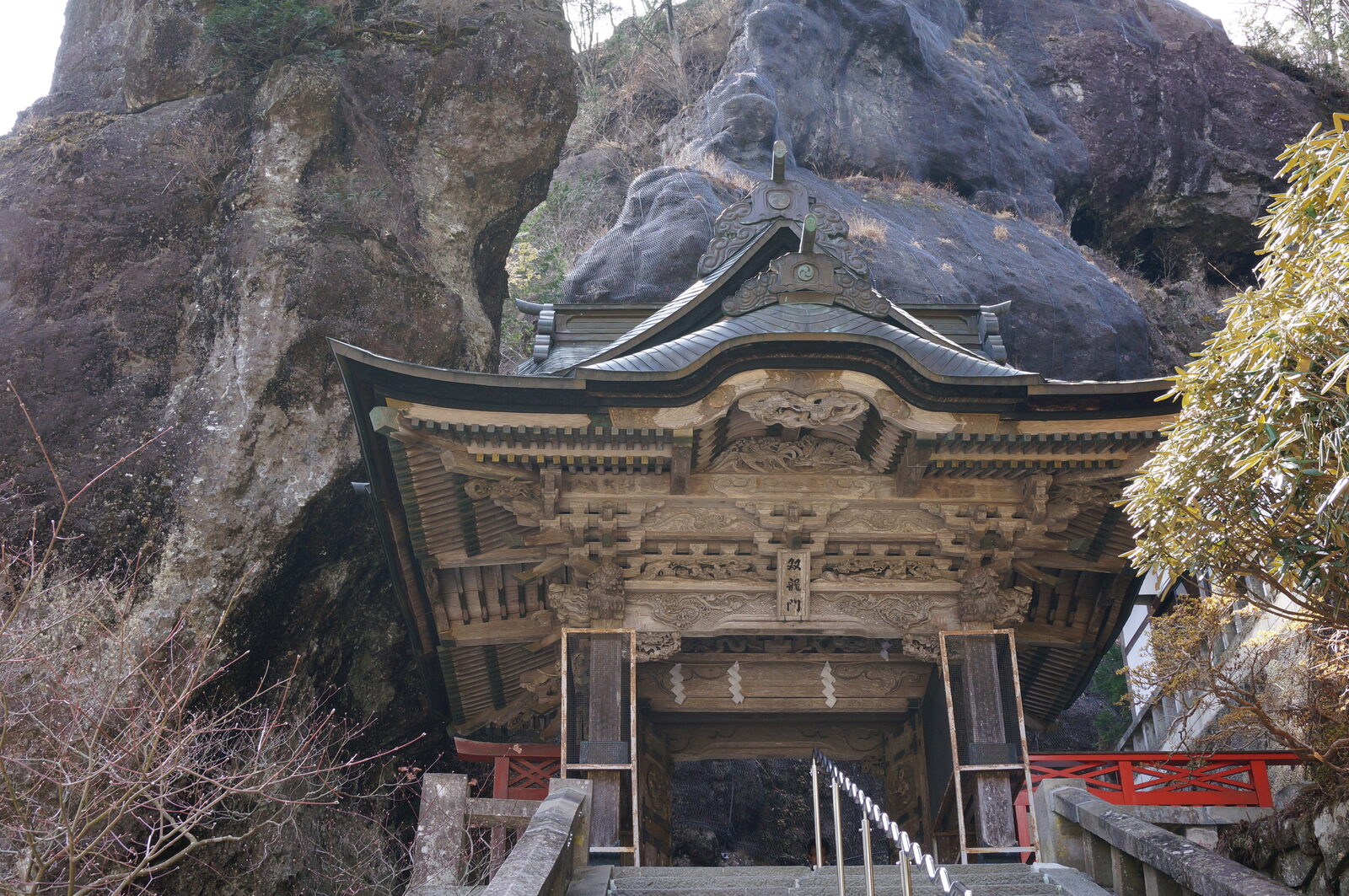 奇岩を背負う双龍門