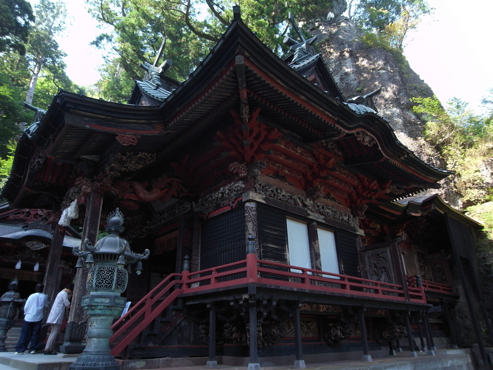 巨岩(御姿岩)を背にそびえ立つ榛名神社の本殿