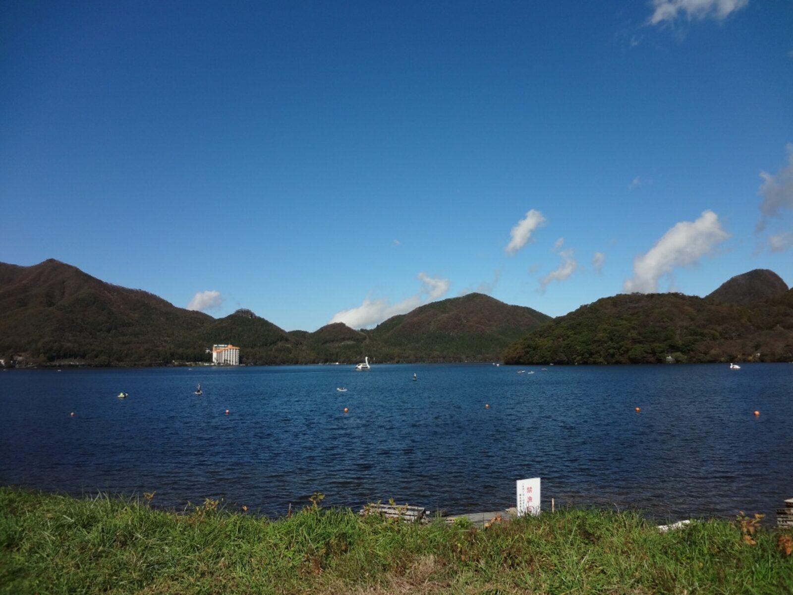 山々に囲まれた榛名湖の湖面