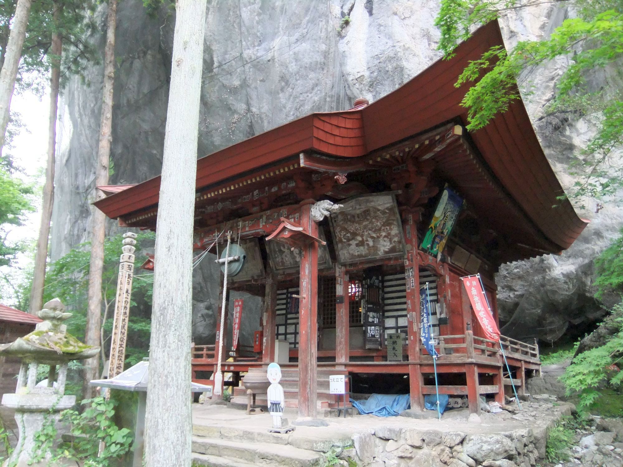 巨大な石灰岩の岩壁を背負うように建つ橋立堂の観音堂