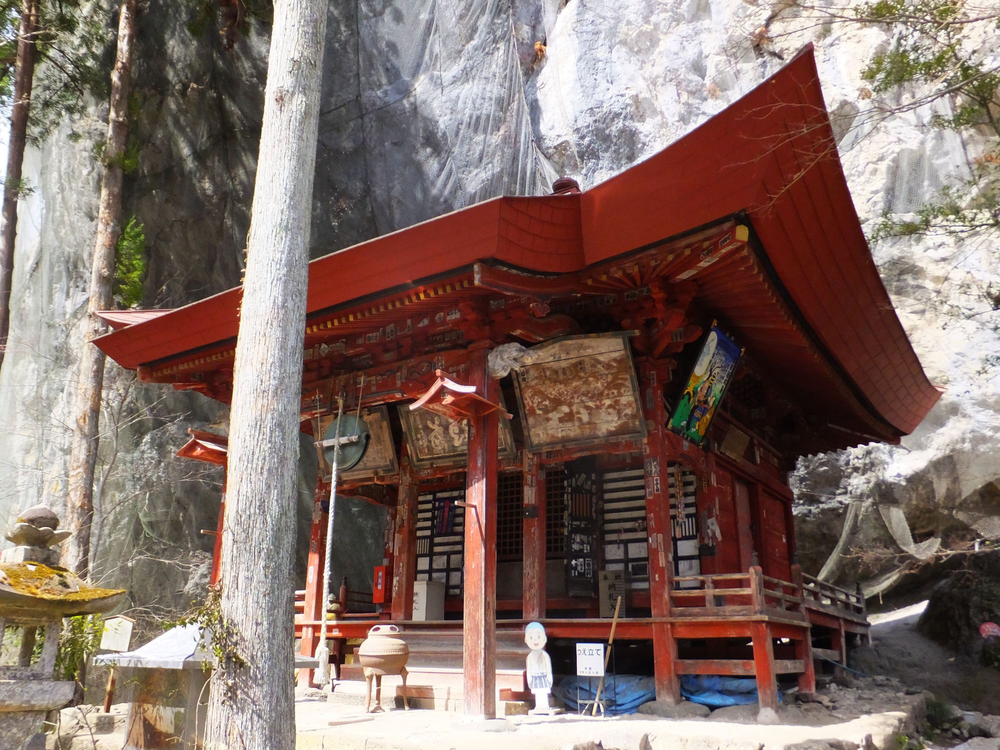 石灰岩の大岩壁と橋立堂の全景
