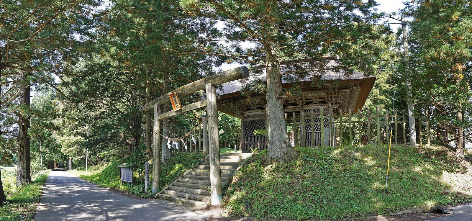 早池峯神社の参道と茅葺屋根の山門