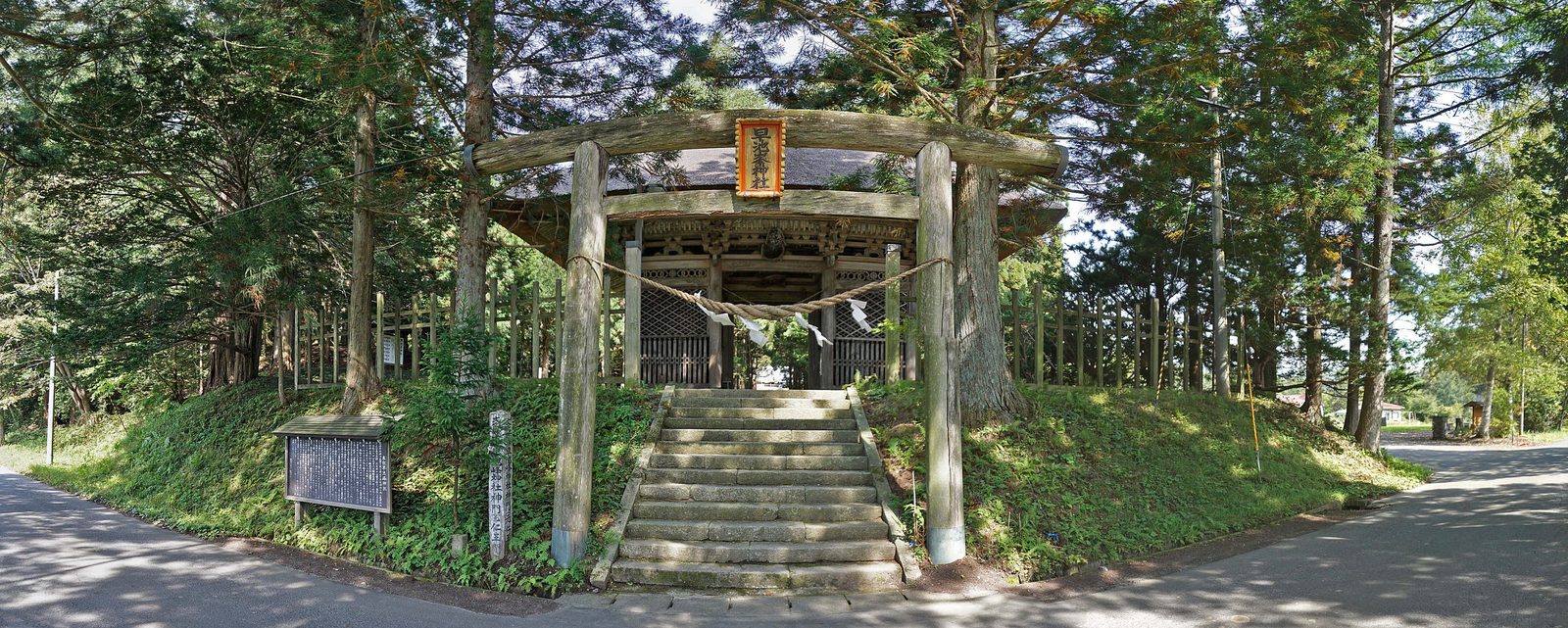 早池峯神社の山門と鳥居、杉木立に包まれた参道