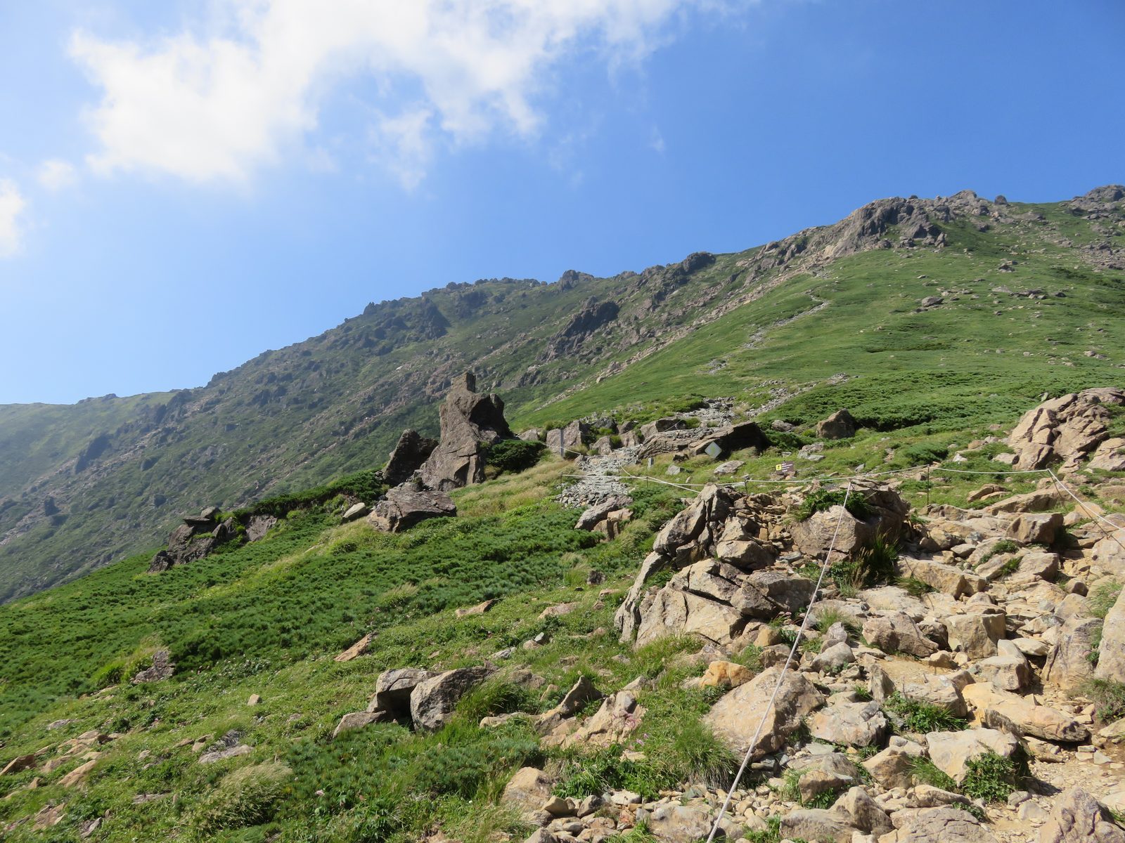 早池峰山の稜線と登山道