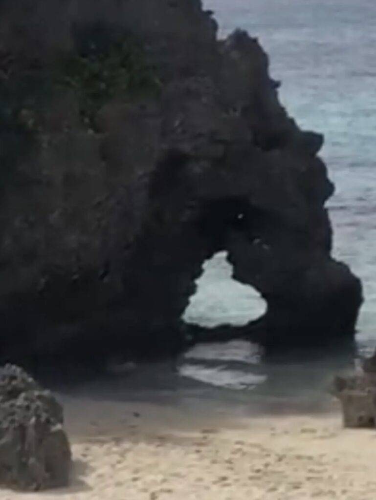 ハート岩の岩に空いたハート型の穴