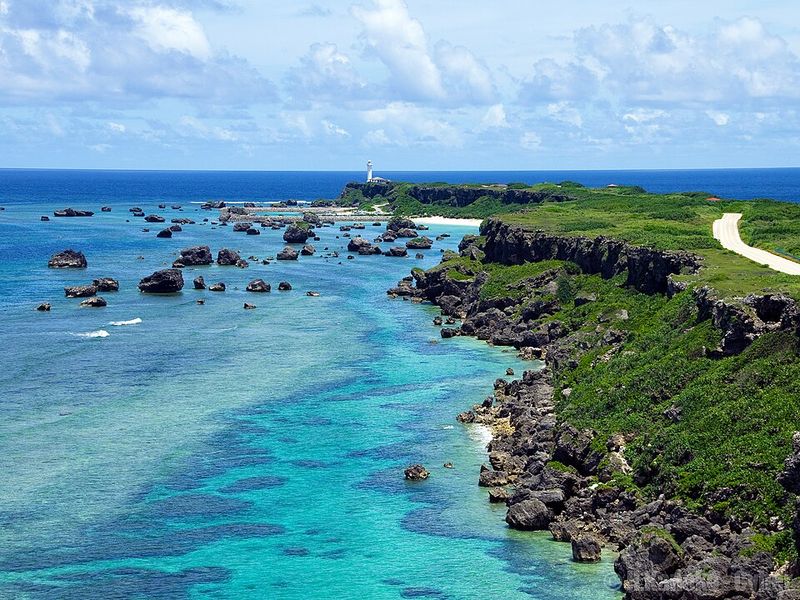 宮古島・東平安名岬の灯台と海に突き出す岬