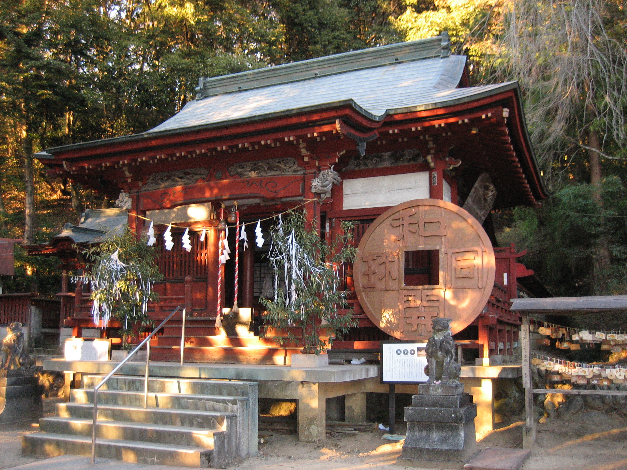 夕陽に照らされる聖神社の拝殿