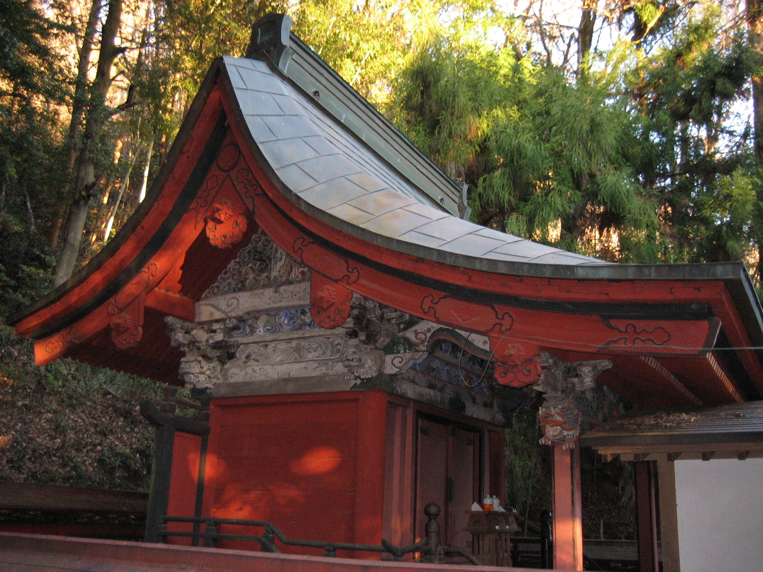 聖神社の本殿、極彩色の彫刻が施された屋根の妻部分