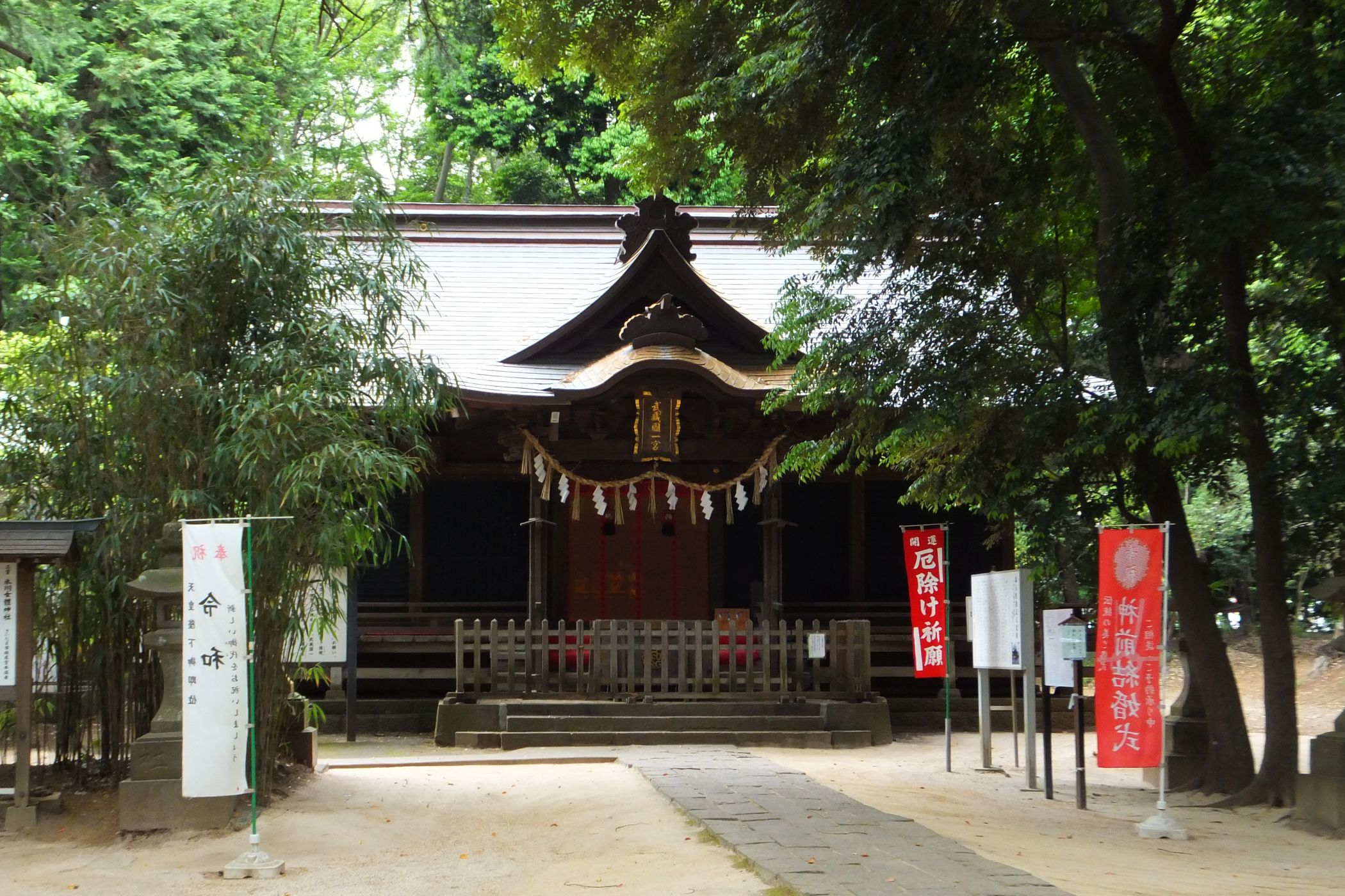氷川女體神社の拝殿、緑に包まれた社殿