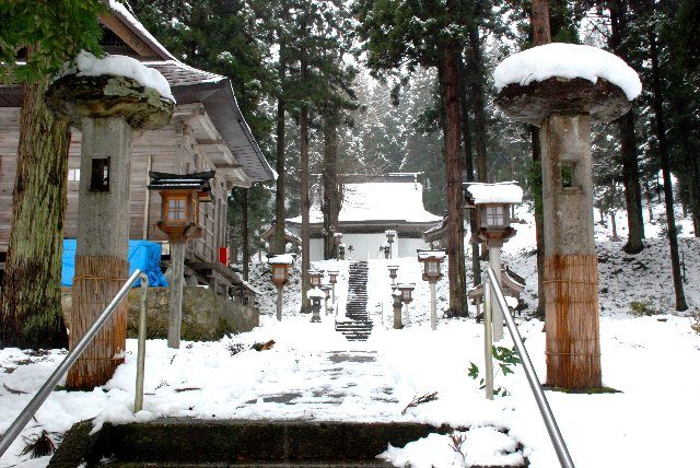平塩熊野神社の参道と社殿