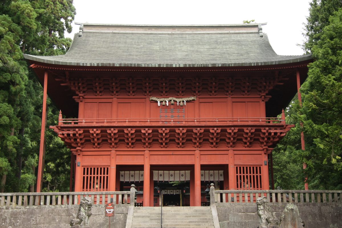 岩木山神社の朱塗りの楼門と社殿
