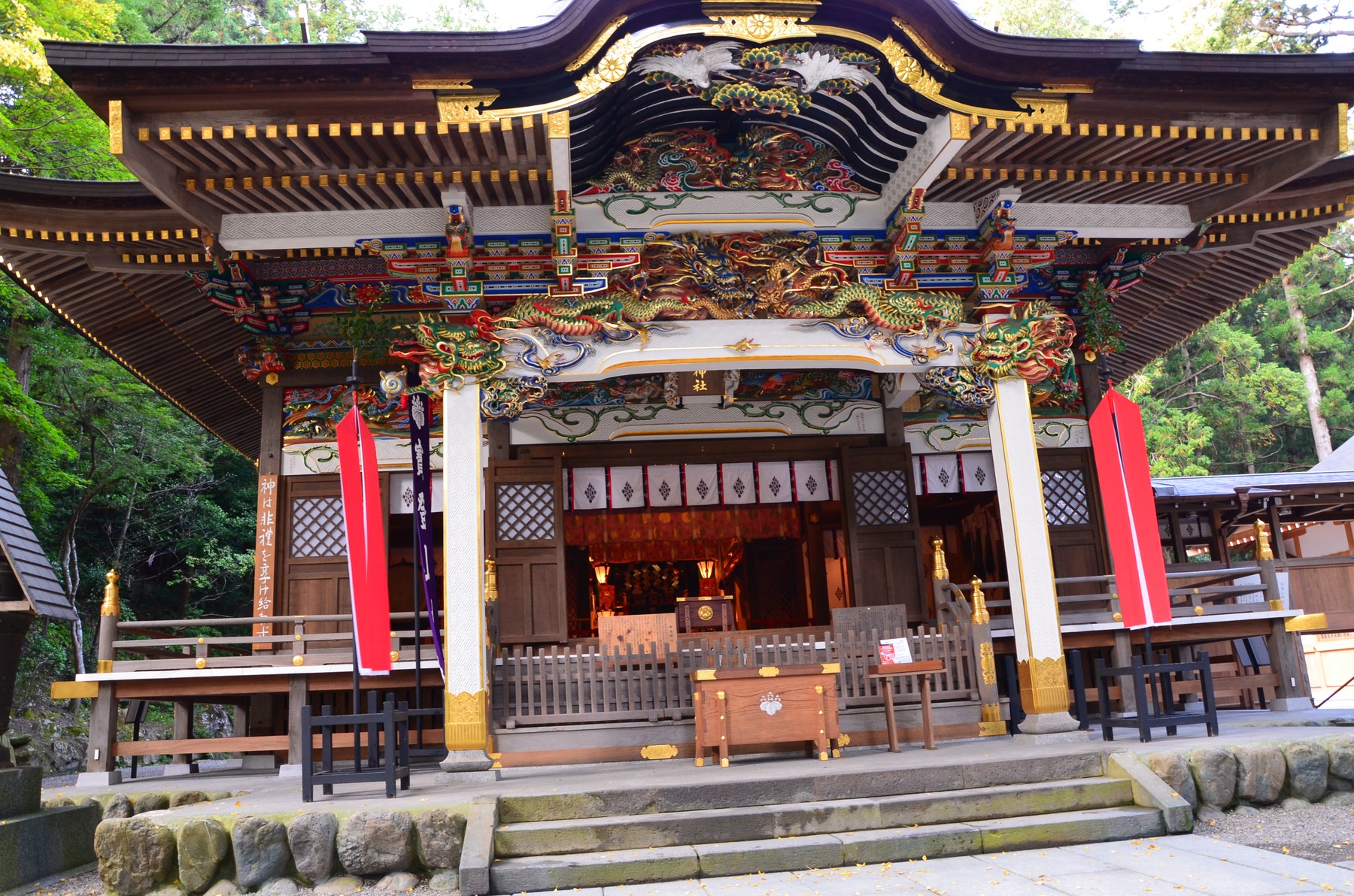 寳登山神社の本殿、極彩色の彫刻で彩られた社殿