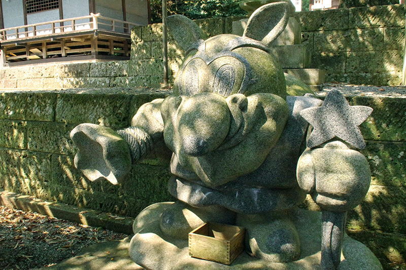 石造りのしもつけ夢福神の像