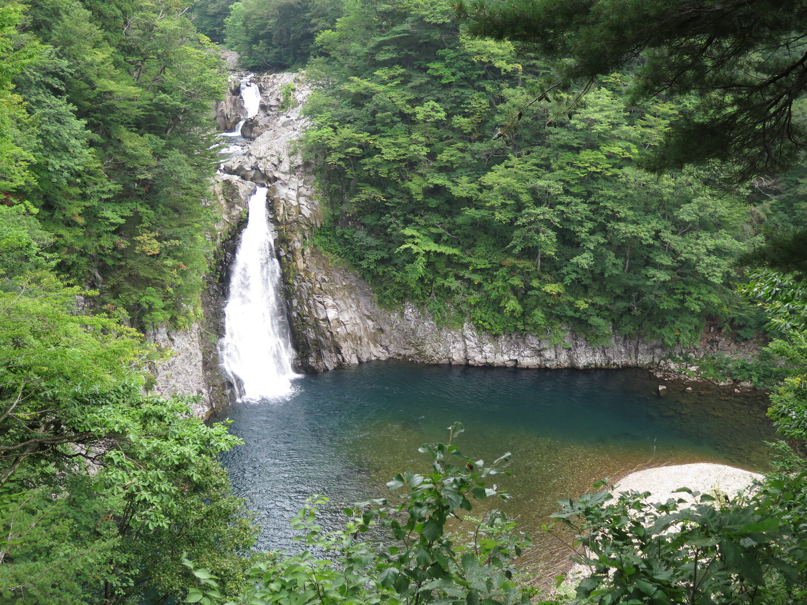 鳥海山の雪解け水が三段になって流れ落ちる法体の滝