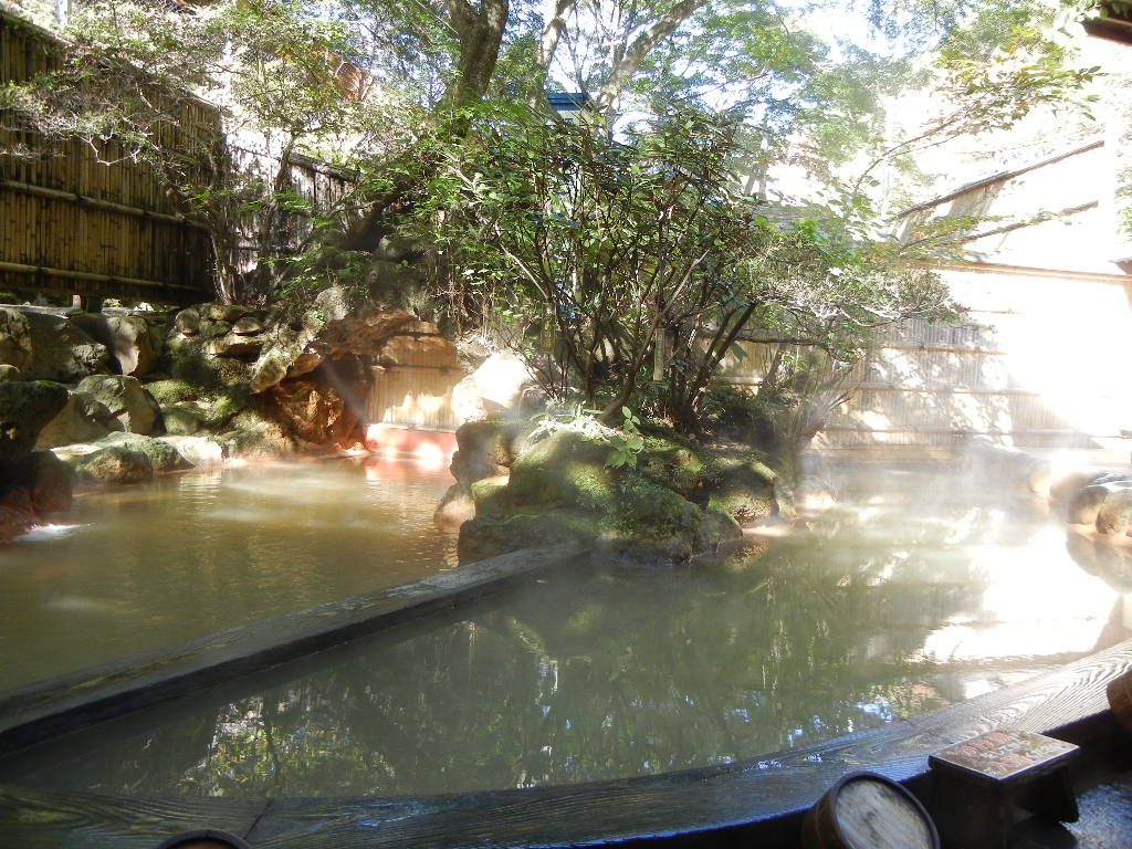 伊香保露天風呂の湯けむり立つ湯船