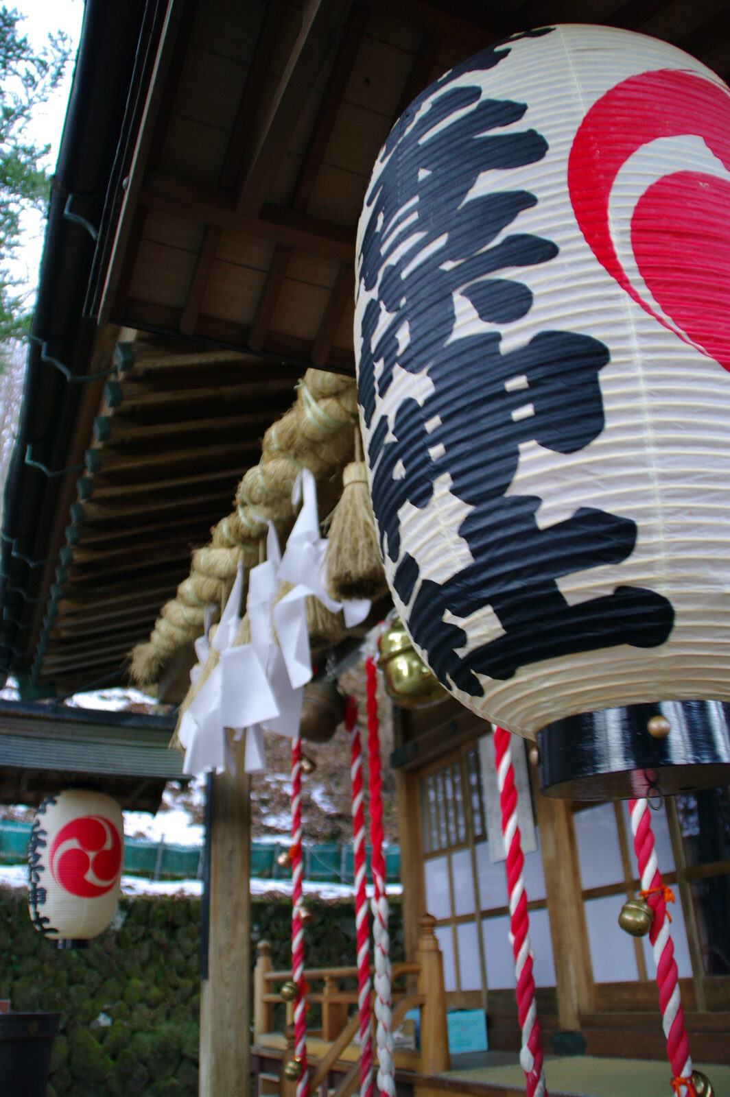 伊香保神社の拝殿を彩る提灯と注連縄