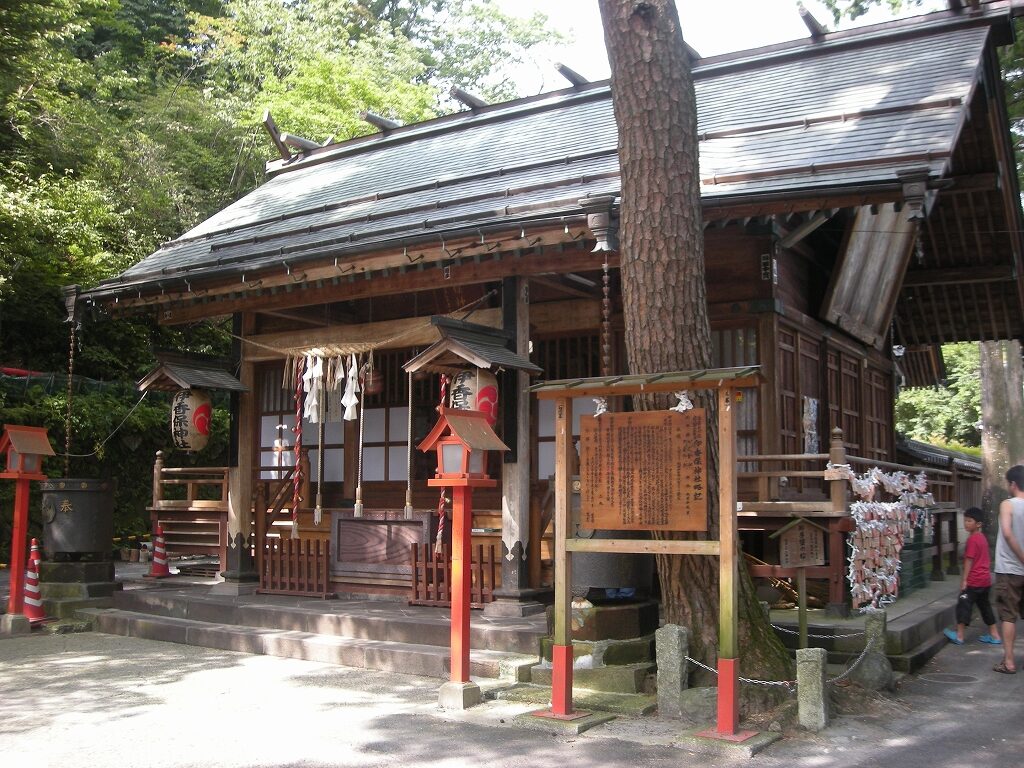 365段の石段を上りきった先に鎮座する伊香保神社の社殿