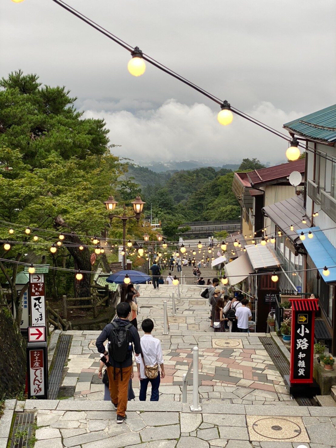 灯りが灯り始めた夕暮れの伊香保温泉石段街