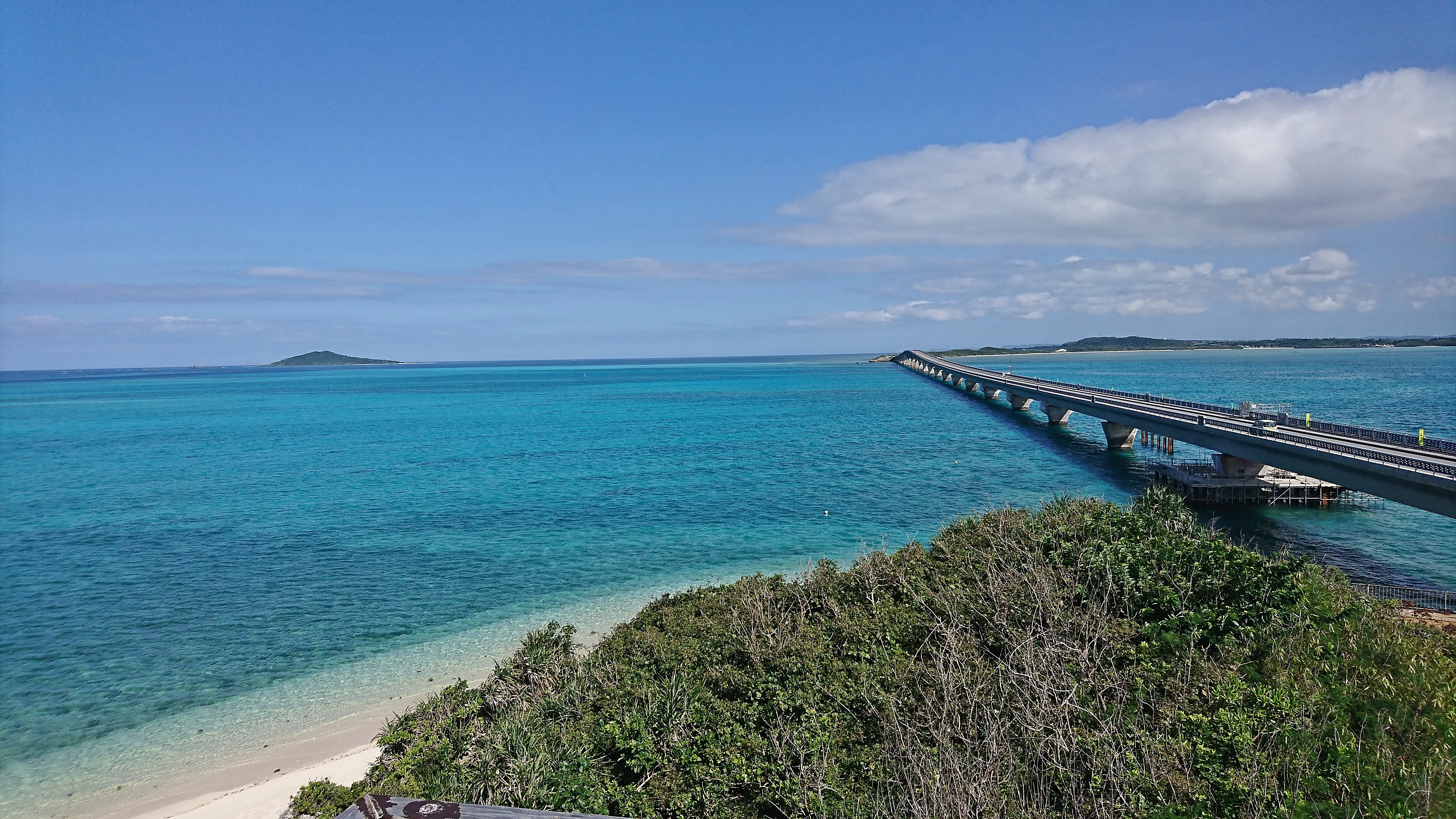 池間大橋と沖に浮かぶ小島
