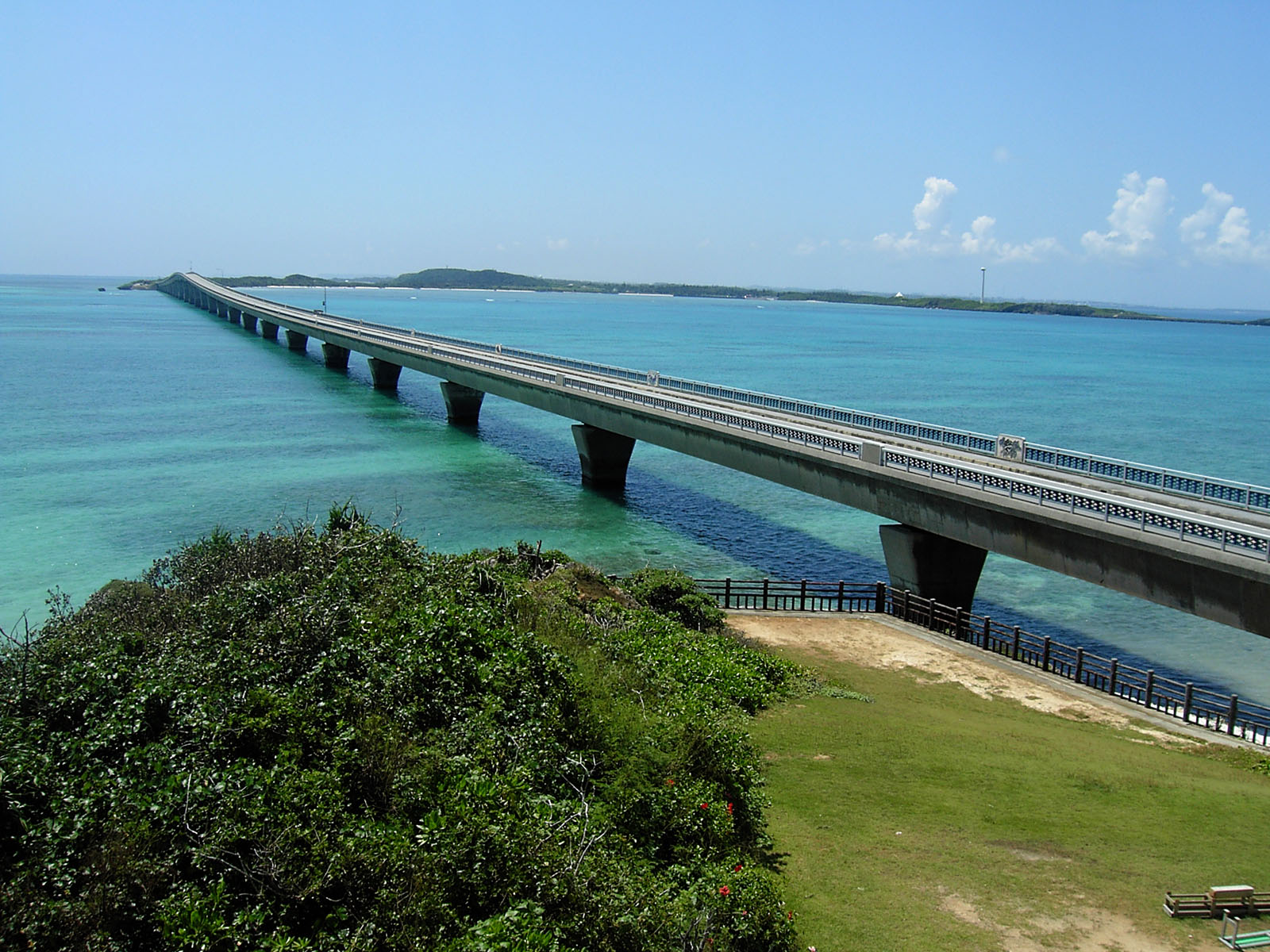 高台から見下ろす池間大橋の全景