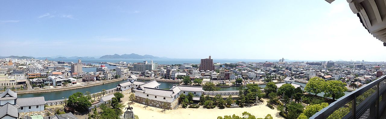 今治城の藤堂高虎像と天守