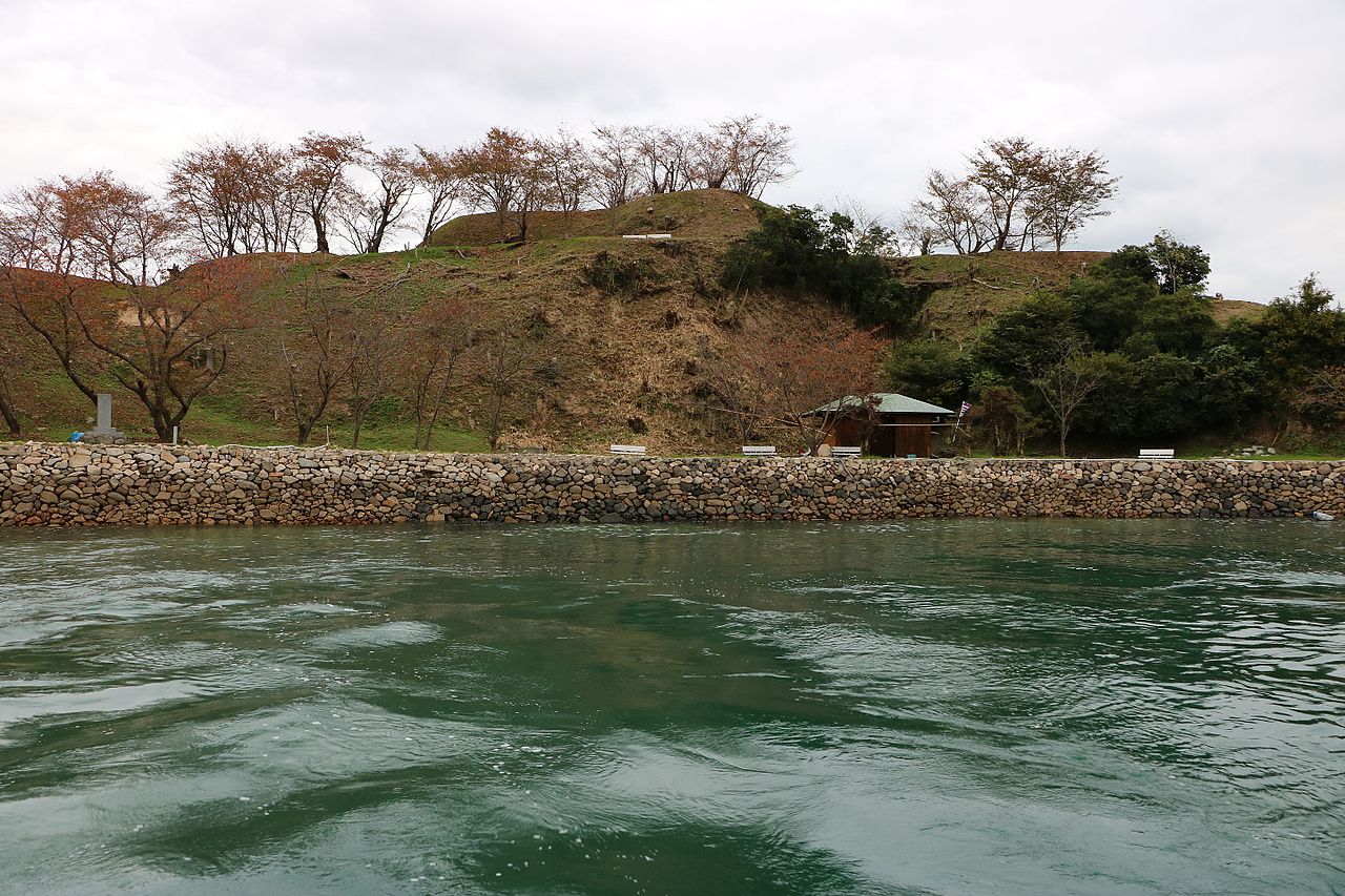 能島城跡の石垣と緑に覆われた地形