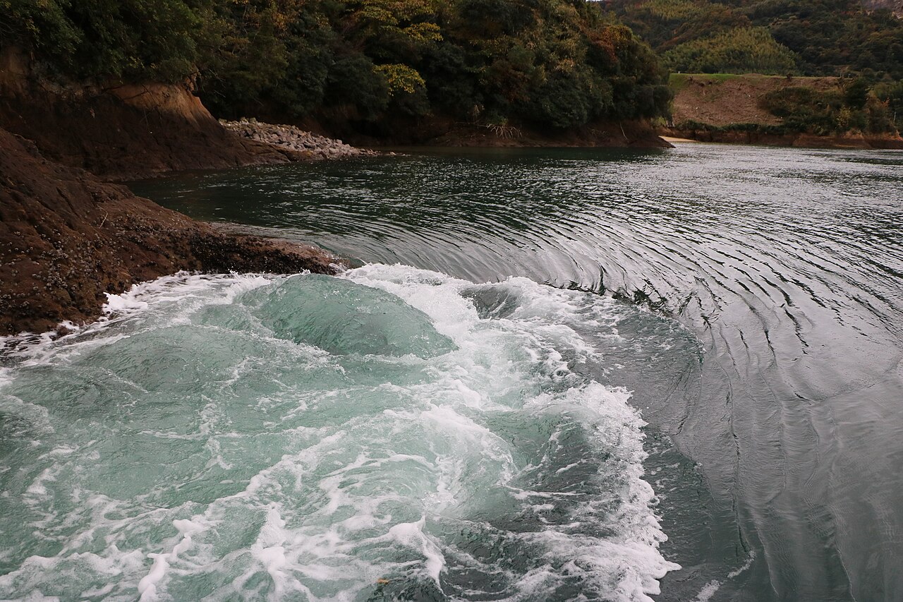 能島周辺で渦を巻く激しい潮流