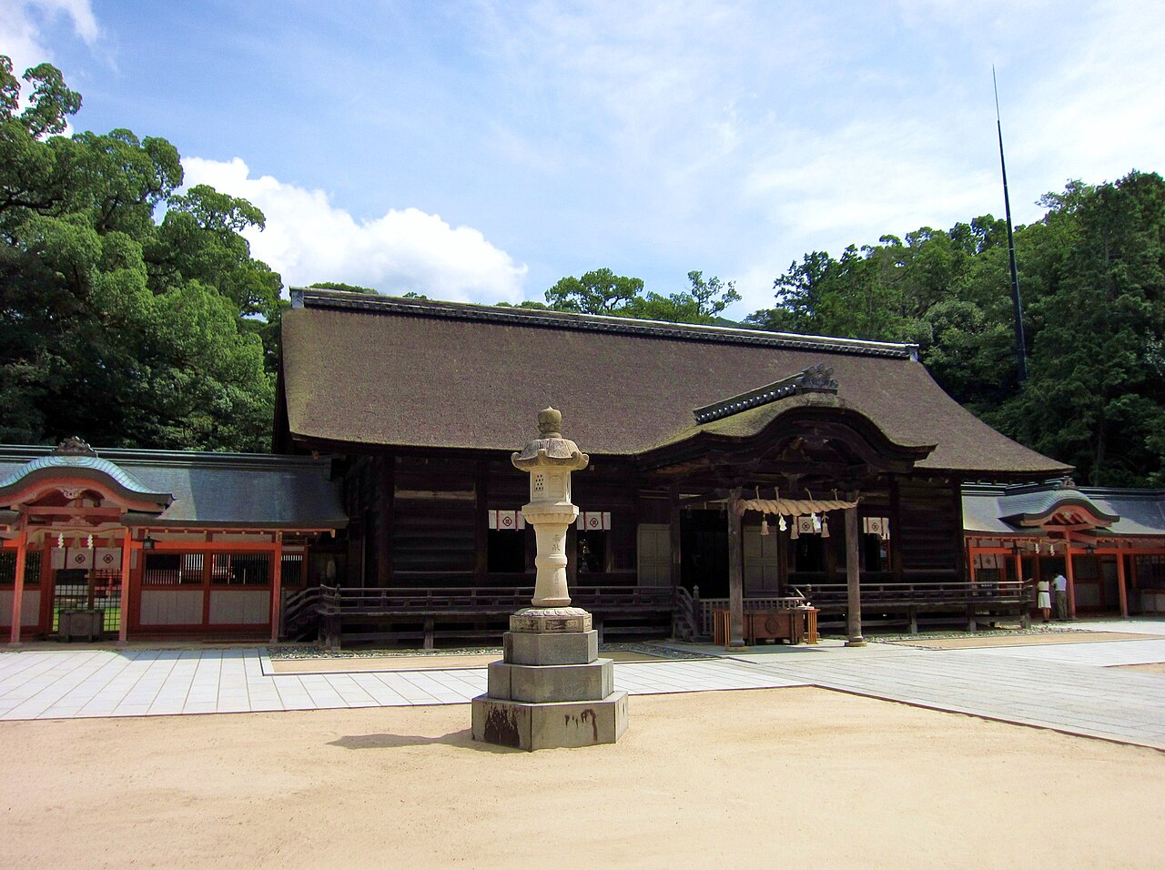 大山祇神社の拝殿と境内の大楠