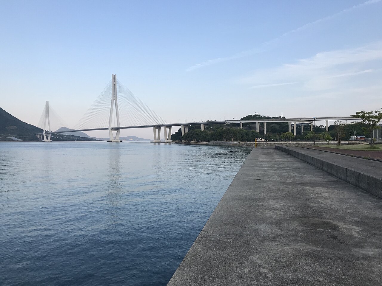 道の駅の護岸から見る多々羅大橋と海岸線