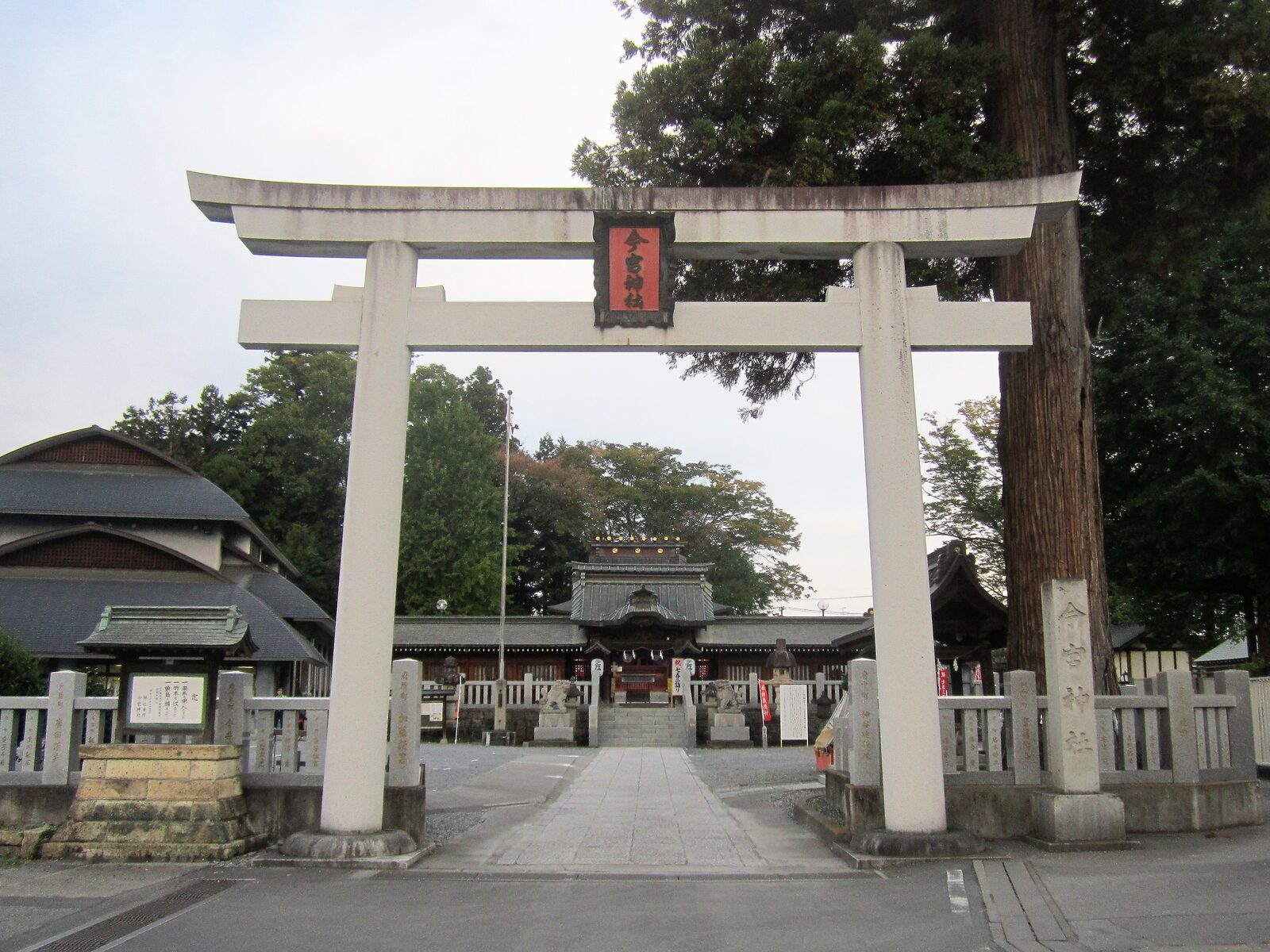 鹿沼今宮神社の一の鳥居と社殿