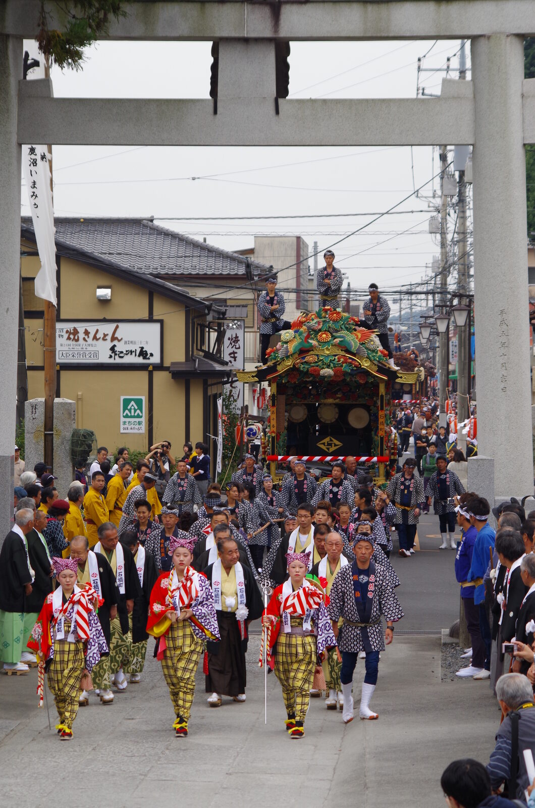 鹿沼今宮神社祭の屋台行事、鳥居前を進む彫刻屋台