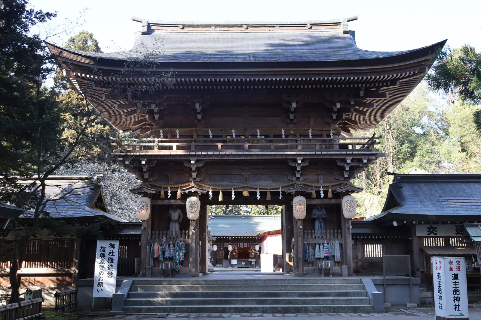 伊佐須美神社の楼門を境内側から見た様子