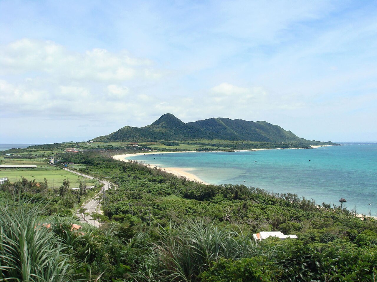 平久保崎から続く海岸線と石垣島北部の景色