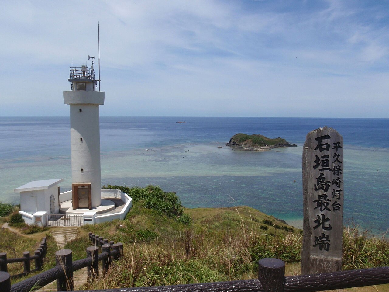 平久保崎灯台と断崖の海