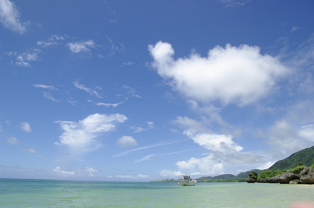 石垣島サンセットビーチの白砂と遠浅の海