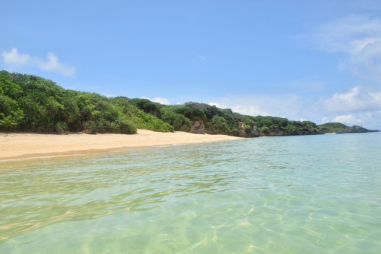 石垣島サンセットビーチの遠浅の海と沖のリーフ