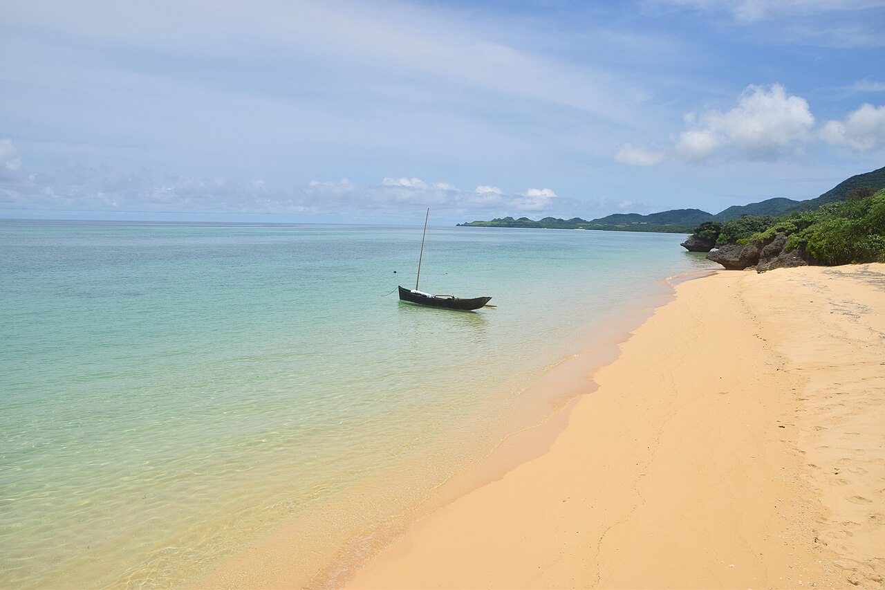 石垣島サンセットビーチの遠浅の海