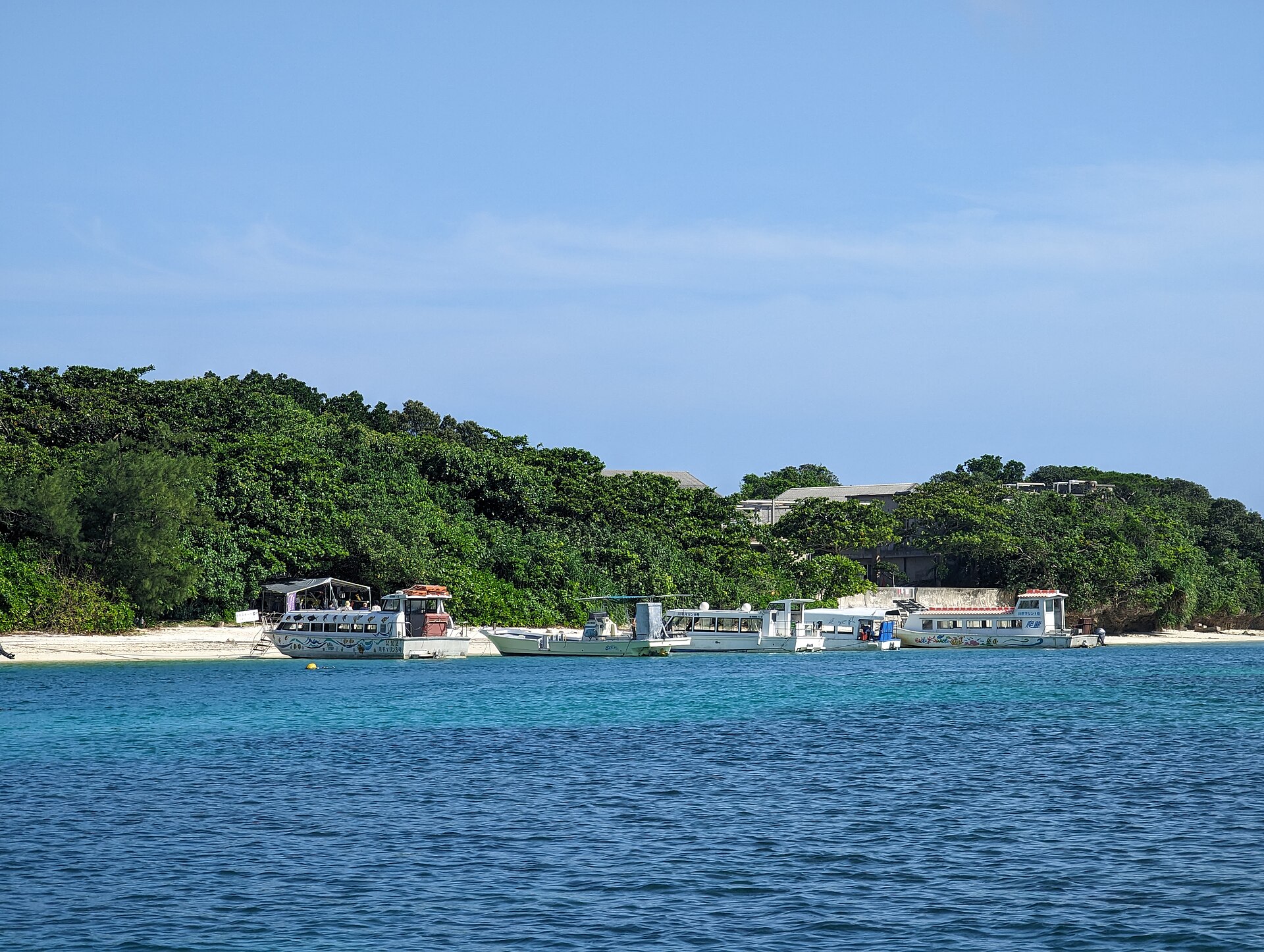 川平湾の群青のラグーンとグラスボート