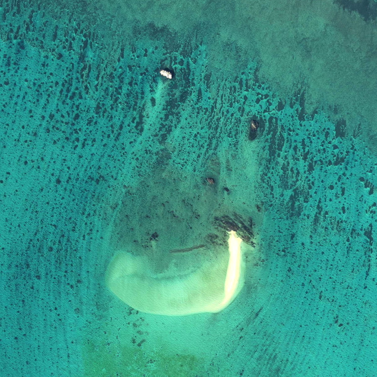 幻の島(浜島)、干潮時に現れる三日月形の白砂のサンドバーと透明なターコイズブルーの海
