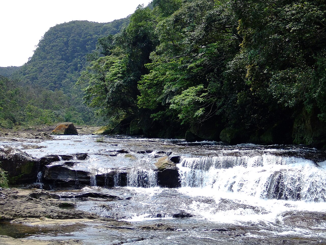 カンピレーの滝の一枚岩を流れる水