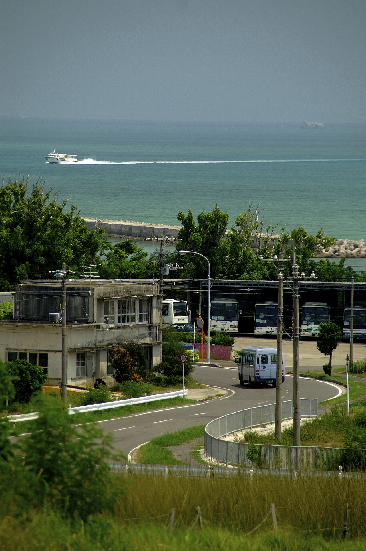 小浜島の港とエメラルドグリーンの海