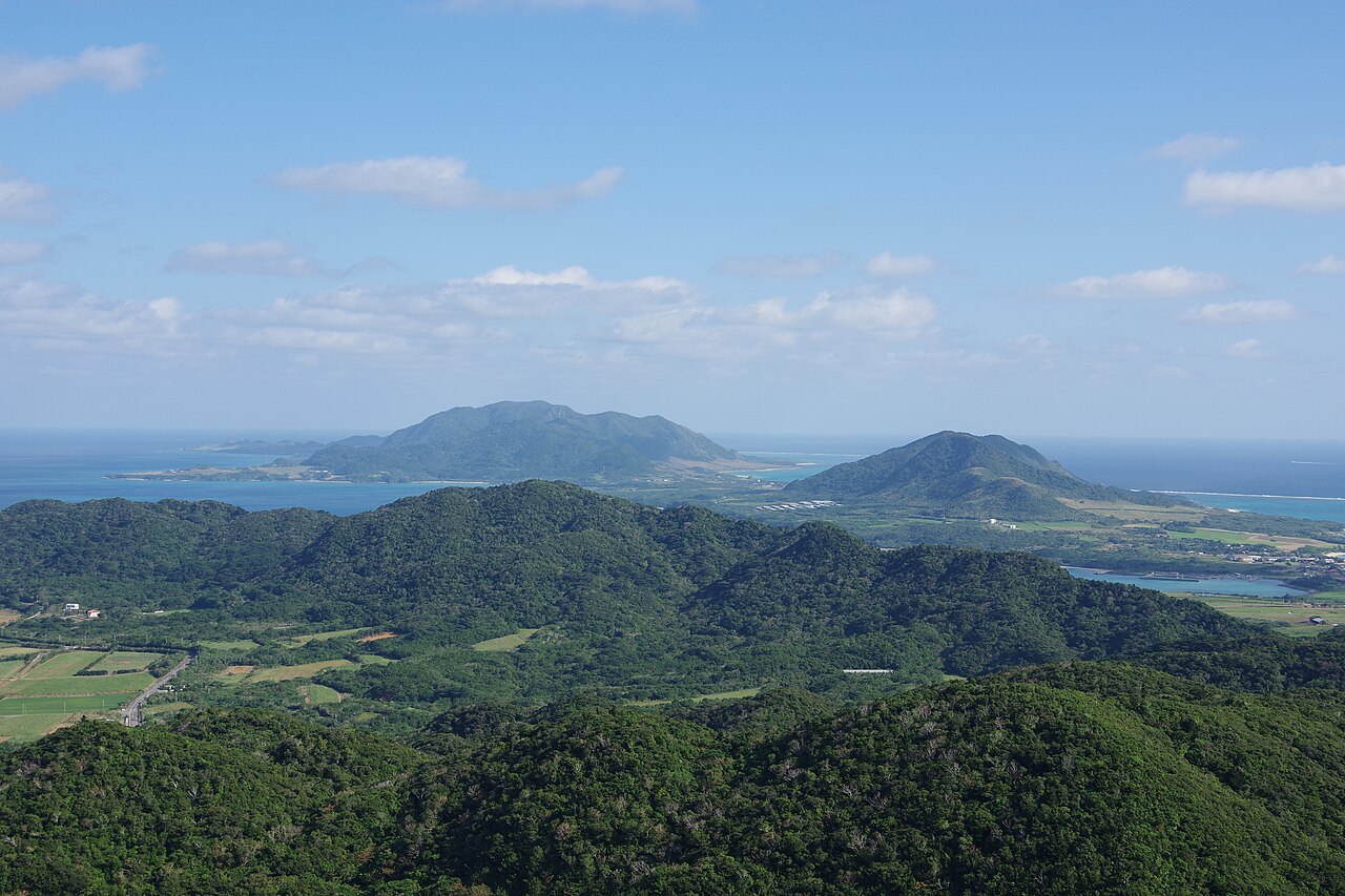 玉取崎周辺に広がる石垣島北部の山並みと海