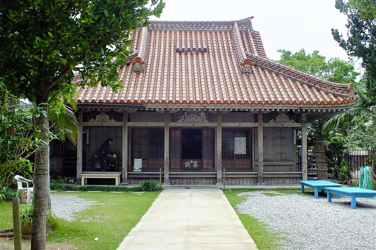 桃林寺の本堂、石畳の参道が続く