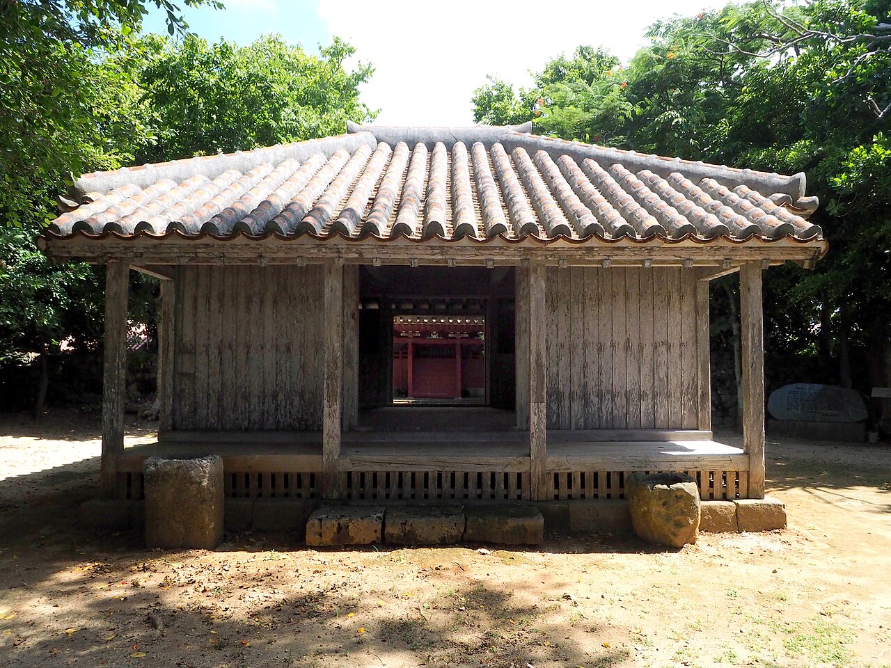 桃林寺の木造建築、奥に見える社殿