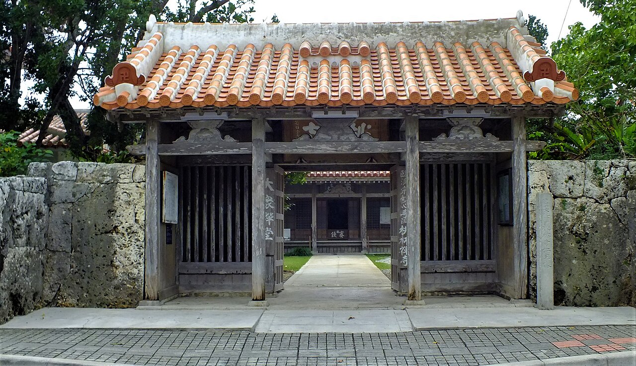 桃林寺の山門と木造仁王像