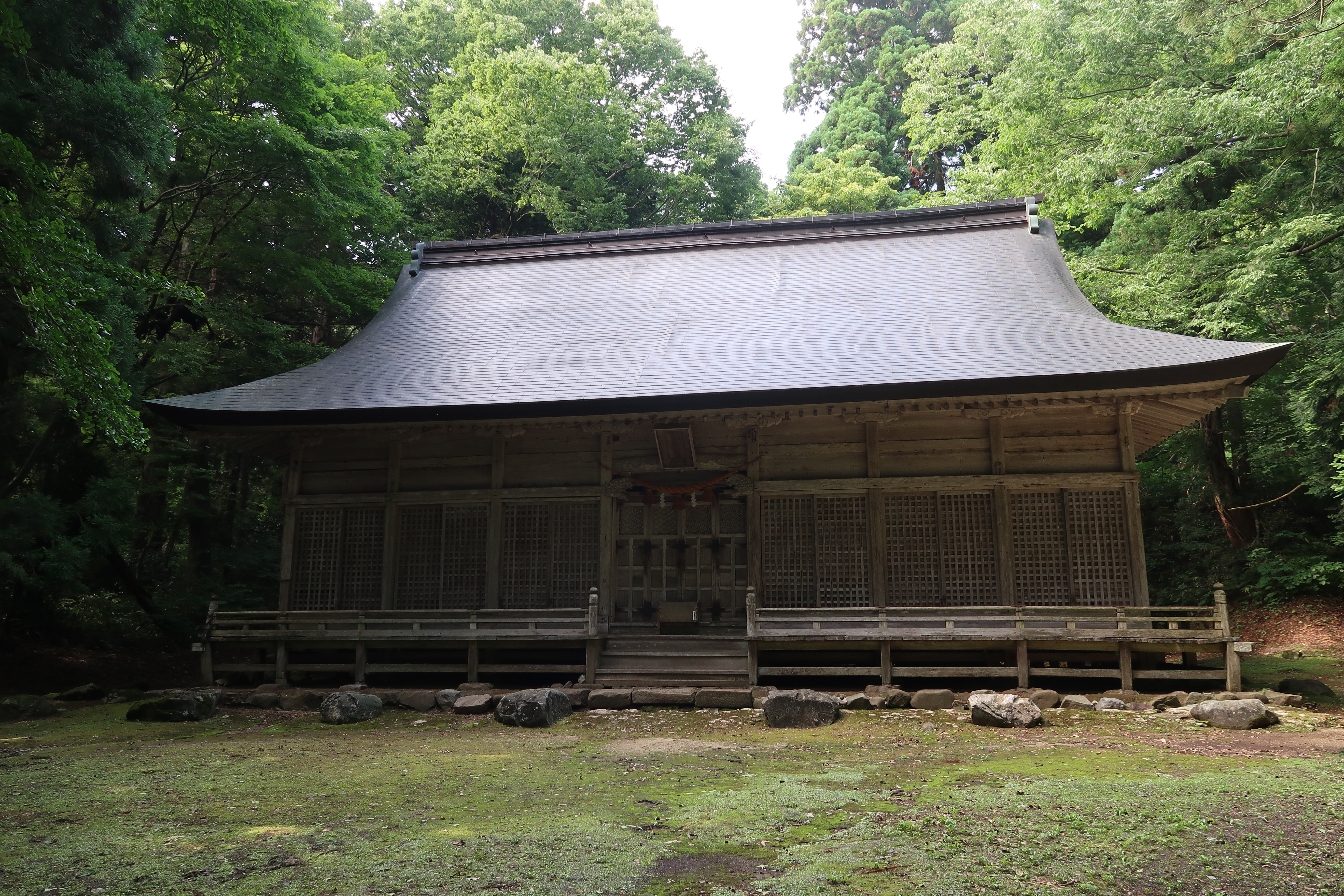 石動山山頂に鎮まる伊須流岐比古神社の社殿