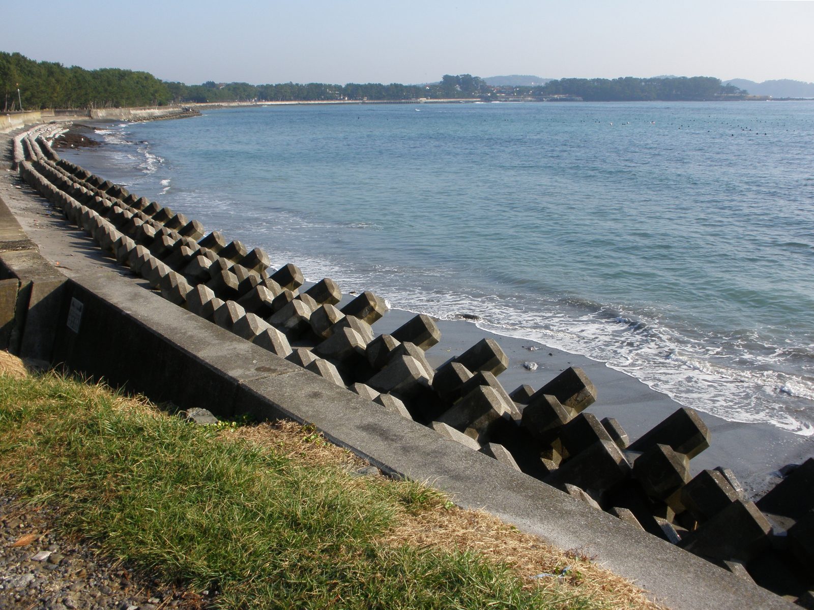 岩井崎周辺、波路上の穏やかな海岸線